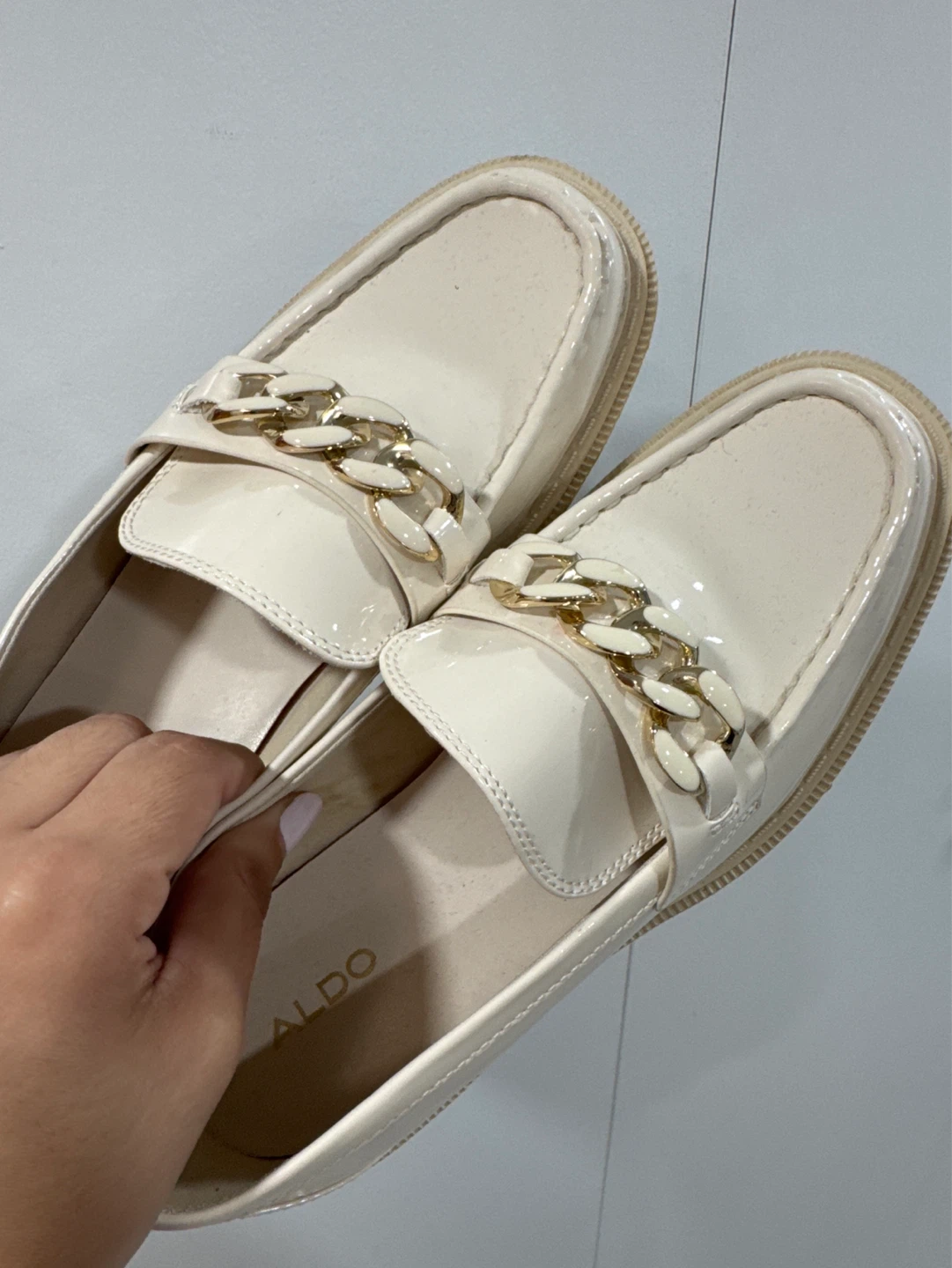 ALDO Women's Loafers Cream Patent Leather with Gold Chain Size 8 - photo 2