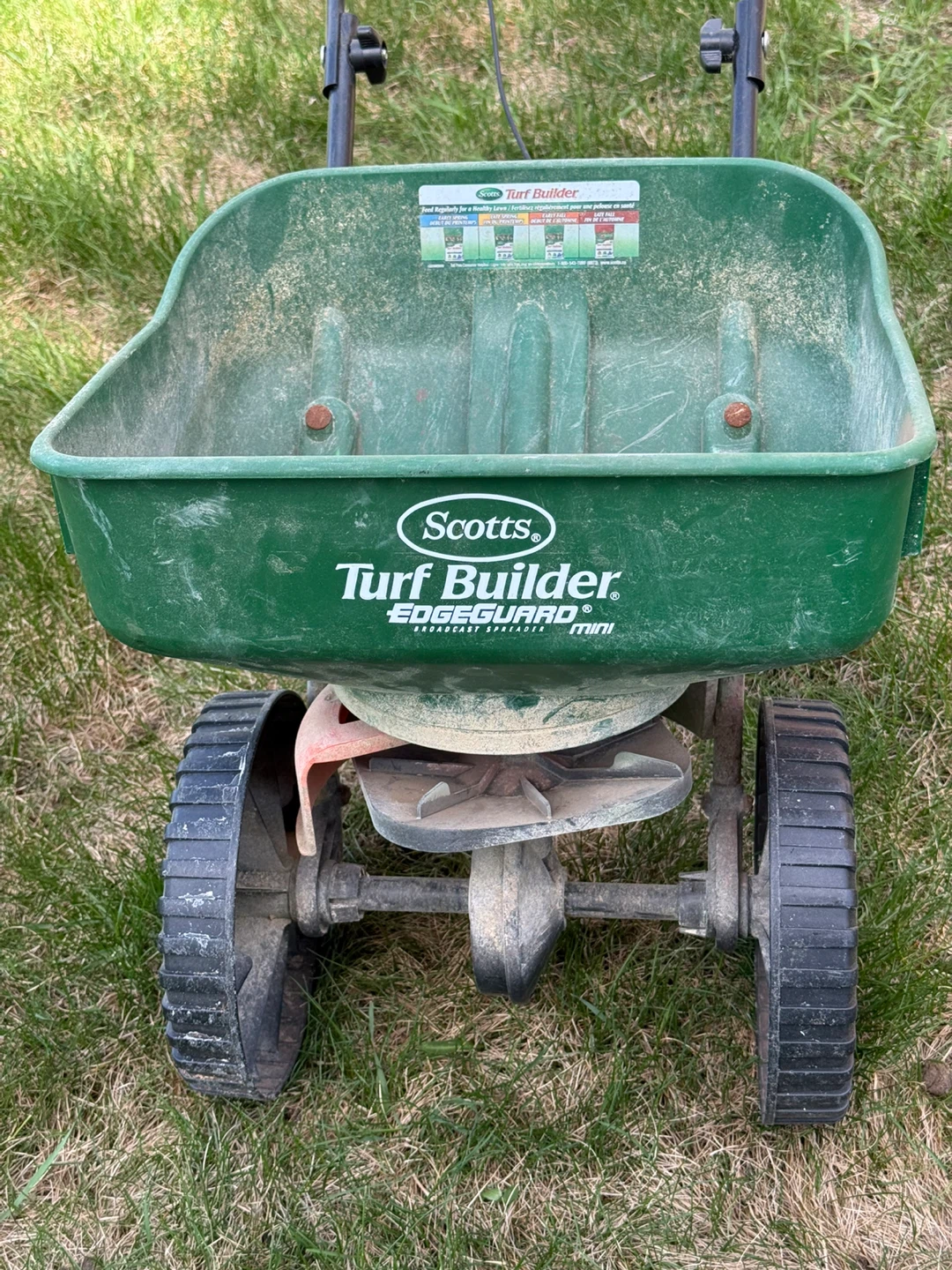 Scotts Turf Builder EdgeGuard Mini Spreader - photo 2
