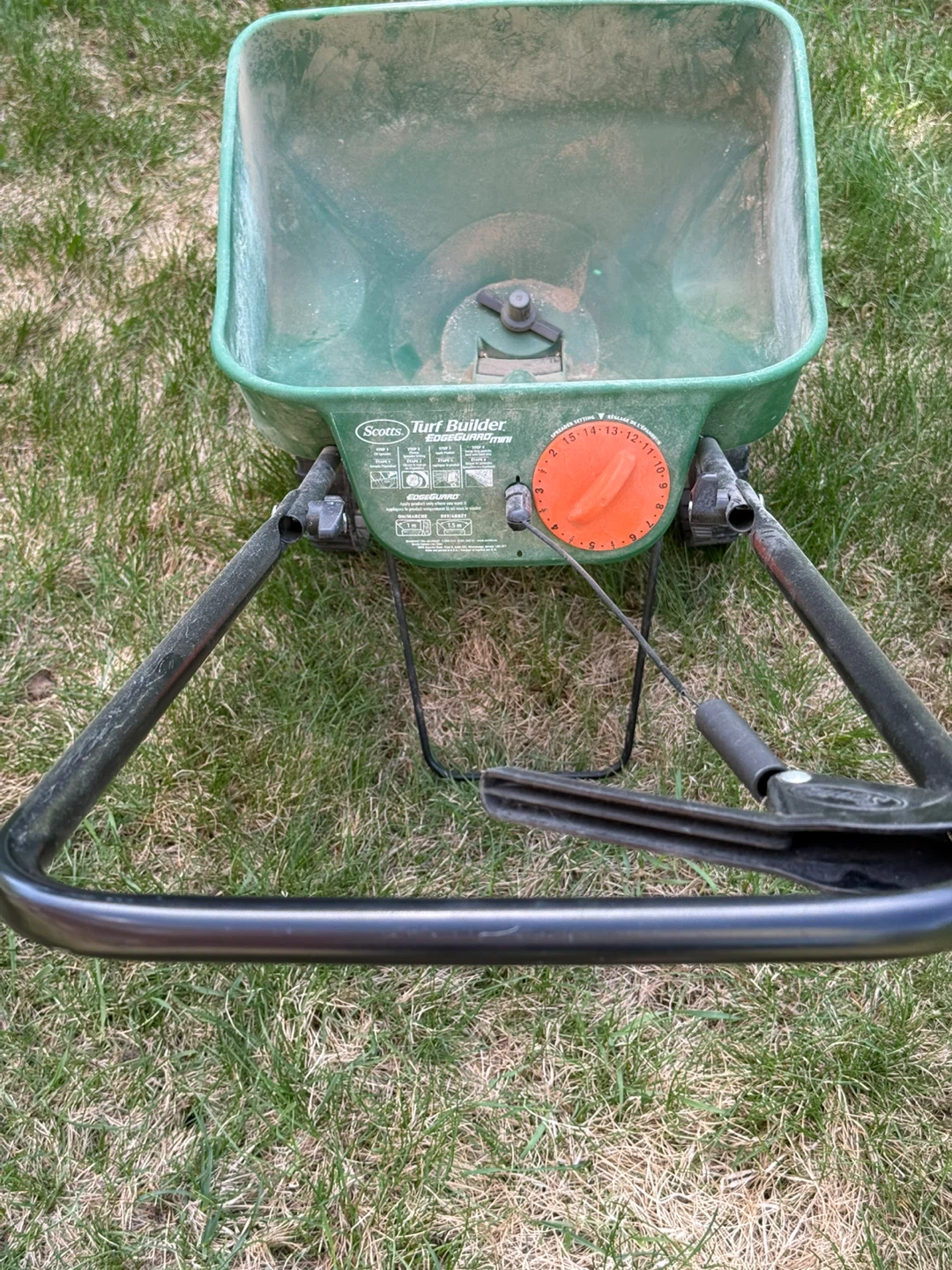 Scotts Turf Builder EdgeGuard Mini Spreader - photo 3