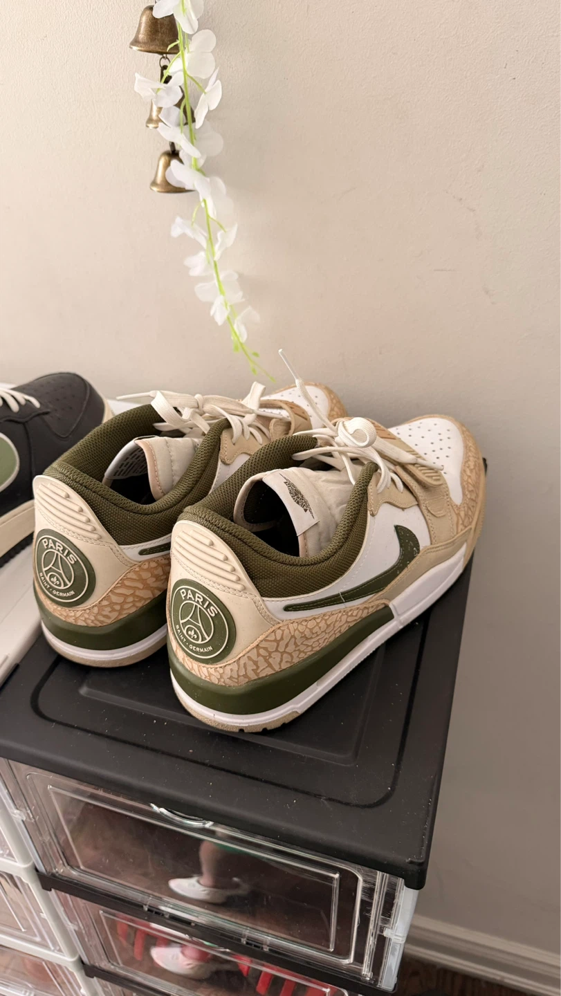 Total 11 pairs of sneakers and shoes alongside cases - photo 3