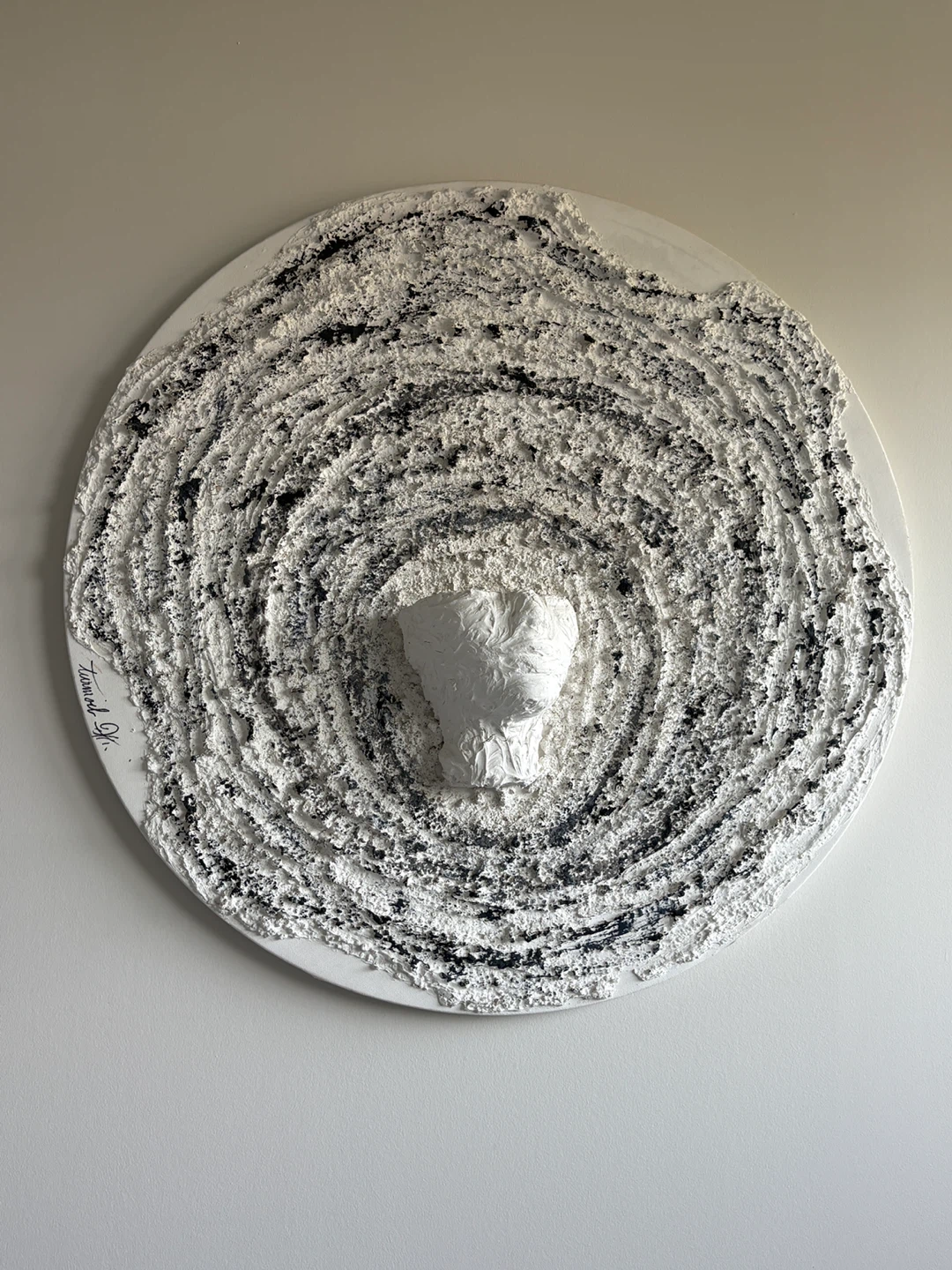 Circular Wall Art with Abstract Texture and Bust - photo 2