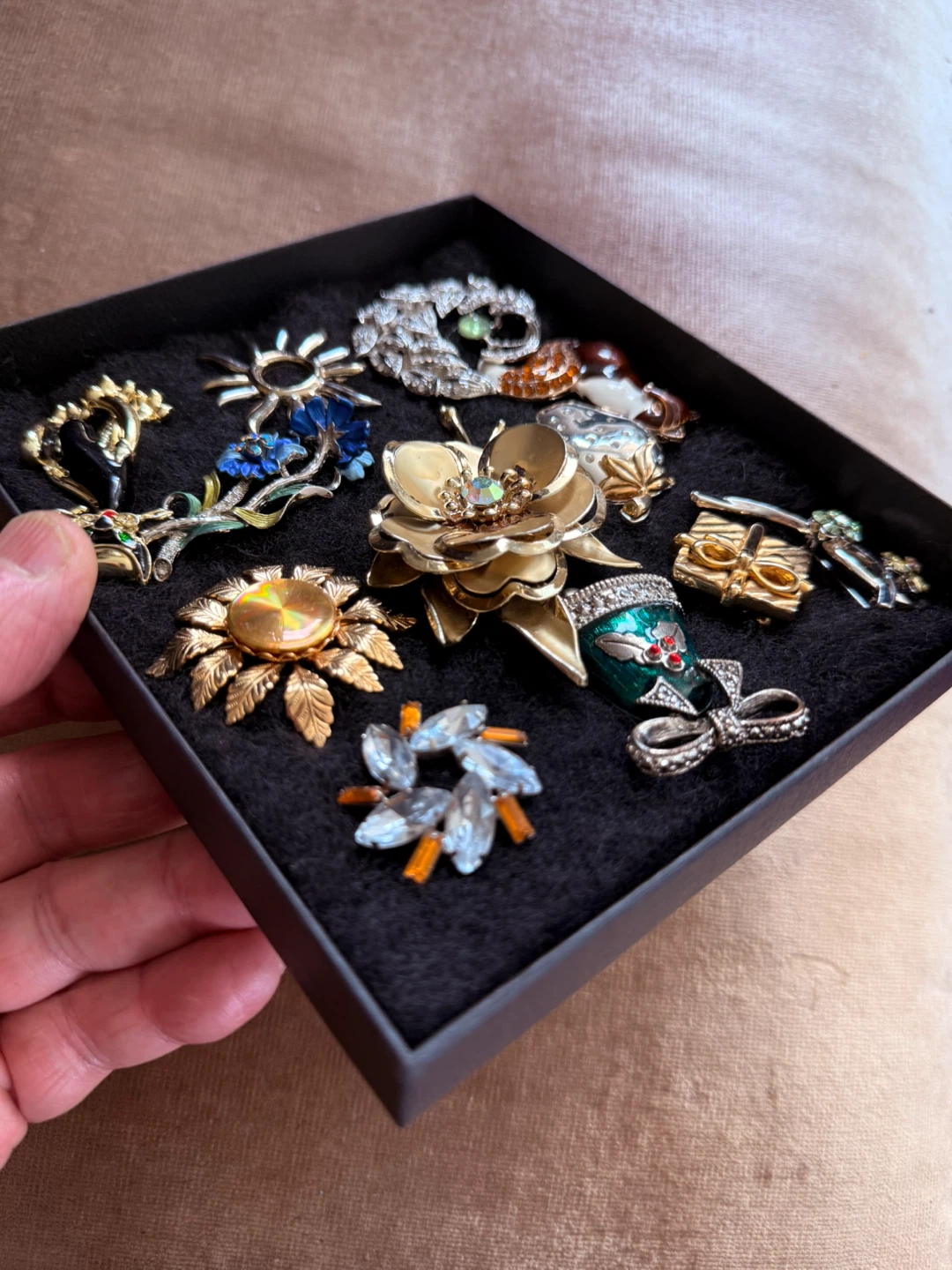 Assorted Vintage Brooch Collection - photo 4