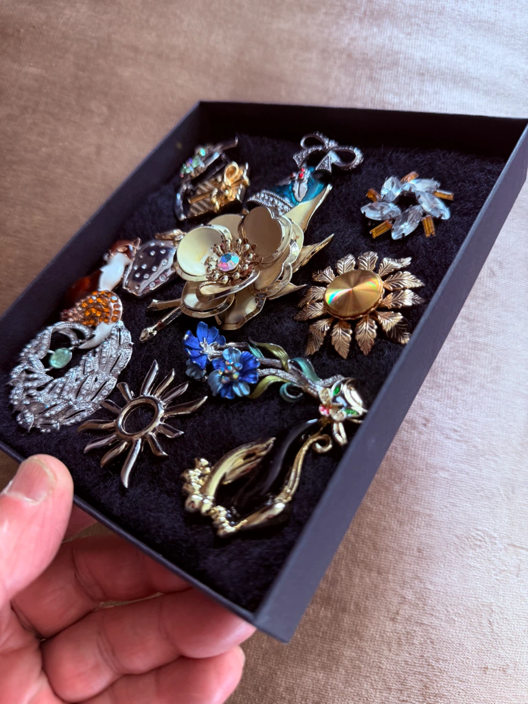 Assorted Vintage Brooch Collection - photo 3