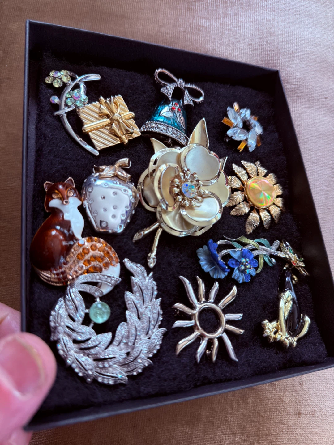 Assorted Vintage Brooch Collection - photo 2