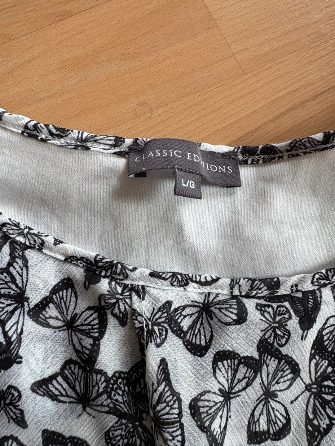 Women’s Butterflies Shirt Size Large $5 firm - photo 2