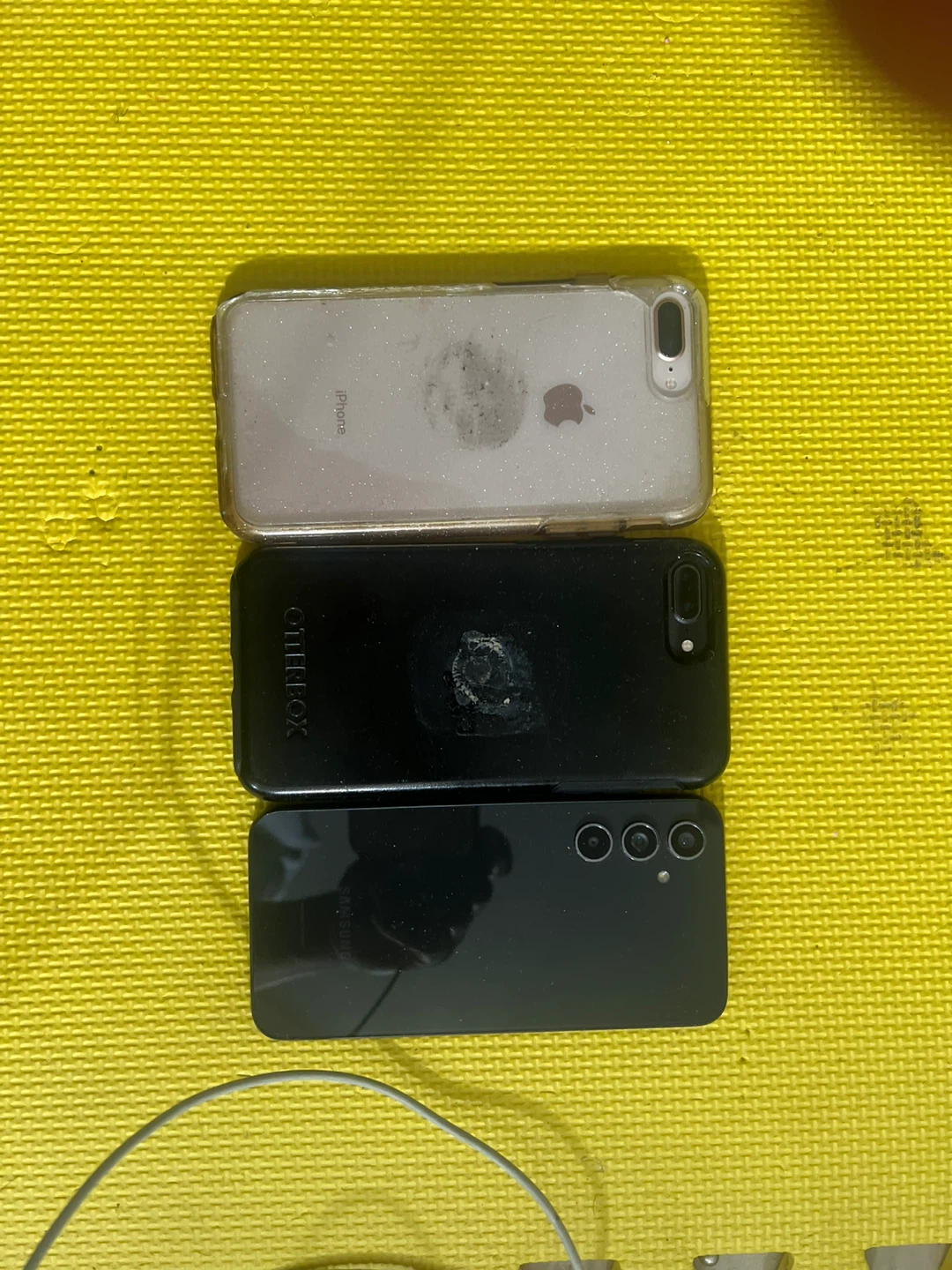iPhone and Samsung Phones - photo 3