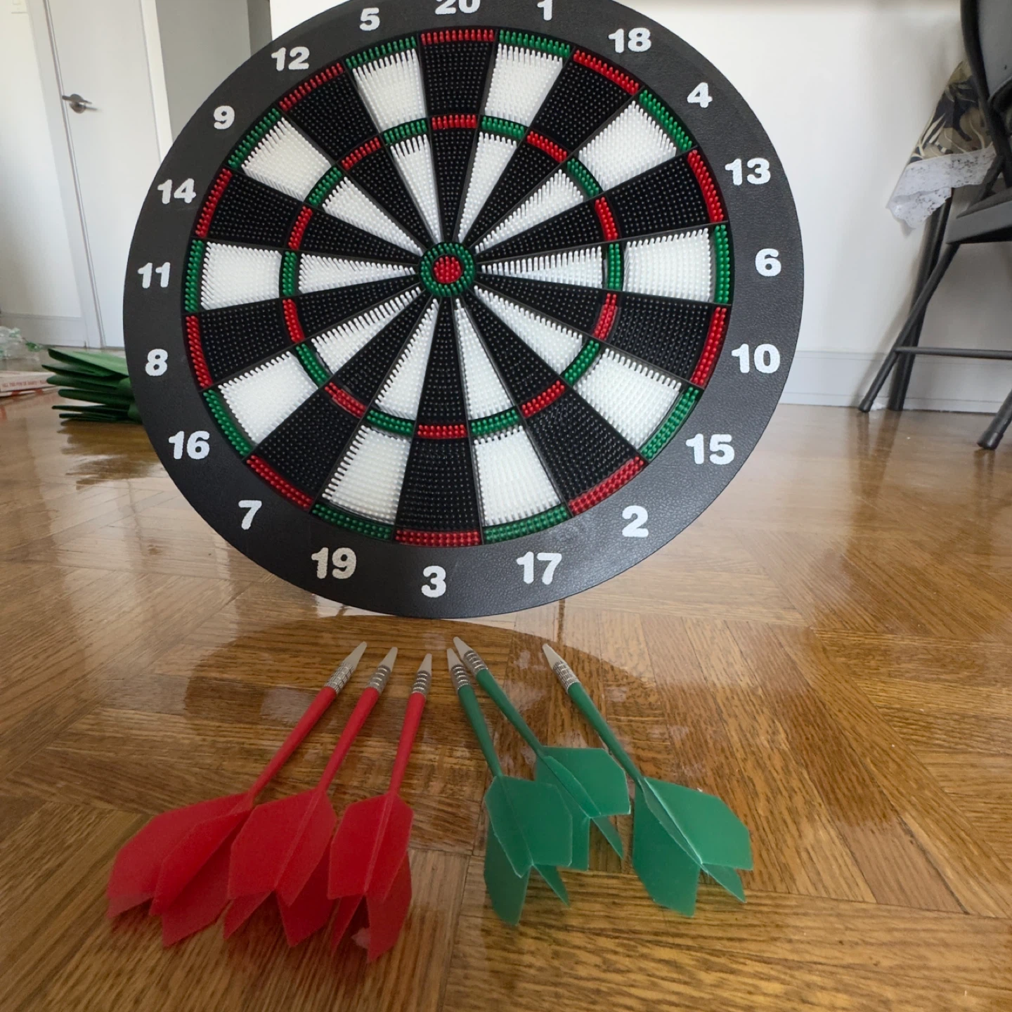 Dartboard with 6 Darts - photo 2