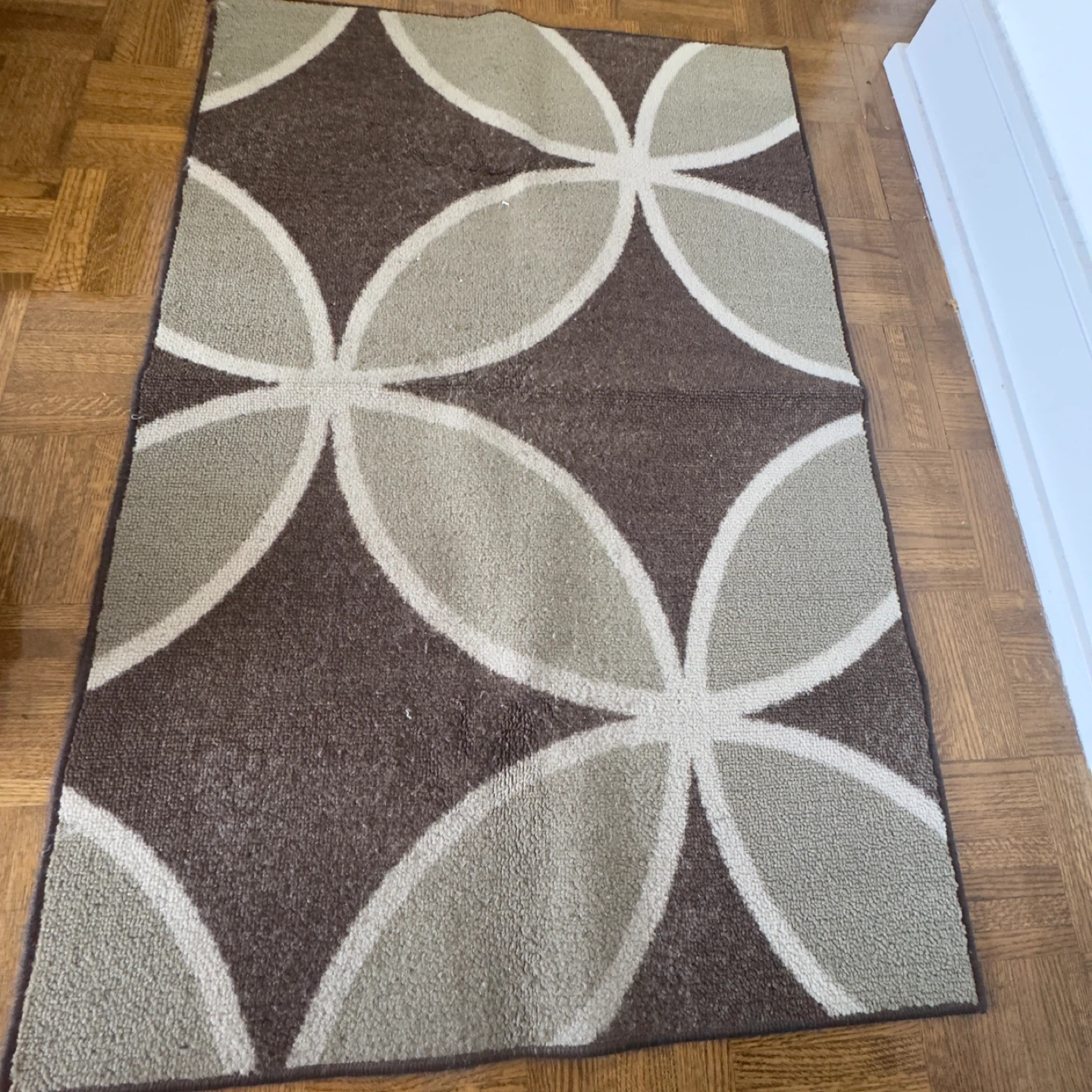 Area Rug with Geometric Pattern - photo 2
