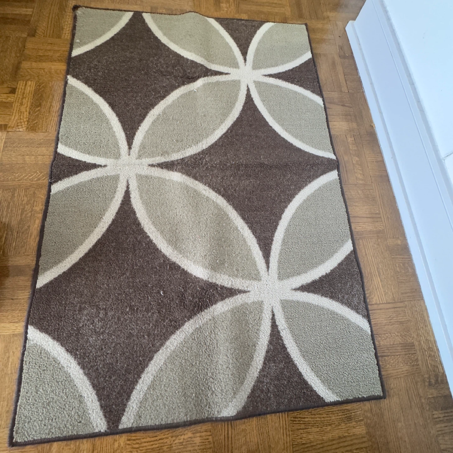 Area Rug with Geometric Pattern - photo 3