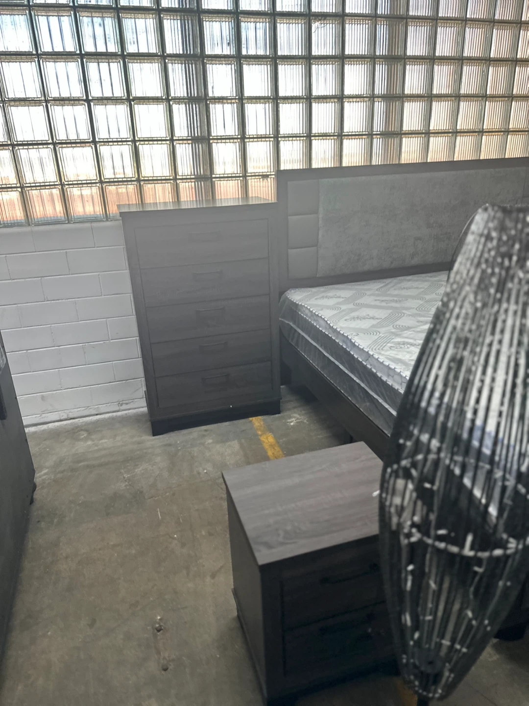 LOW STOCK‼️4 piece queen set bed frame, dresser, mirror, - photo 2