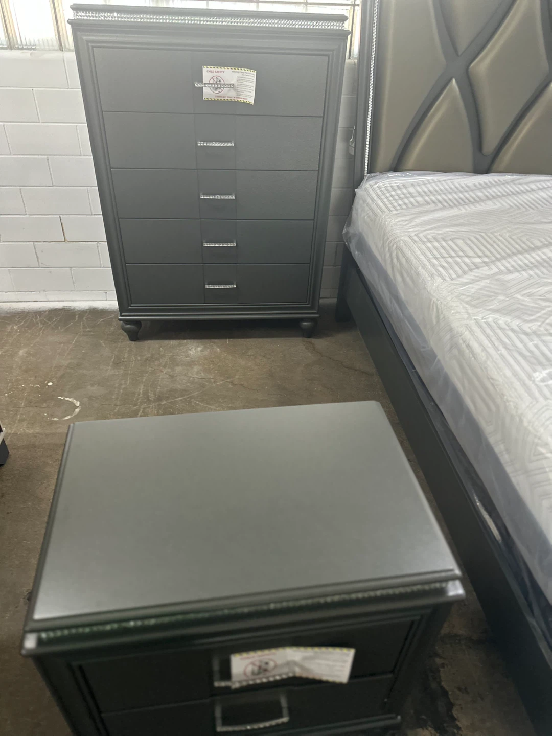 LOW STOCK‼️ 4 piece queen set bed frame, dresser, mirror, - photo 2