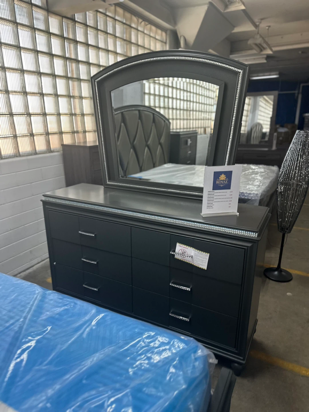 LOW STOCK‼️ 4 piece queen set bed frame, dresser, mirror, - photo 4