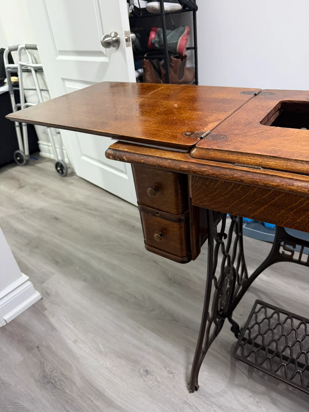 USHA Hand Crank Sewing Machine and vintage singer sewing table - photo 5