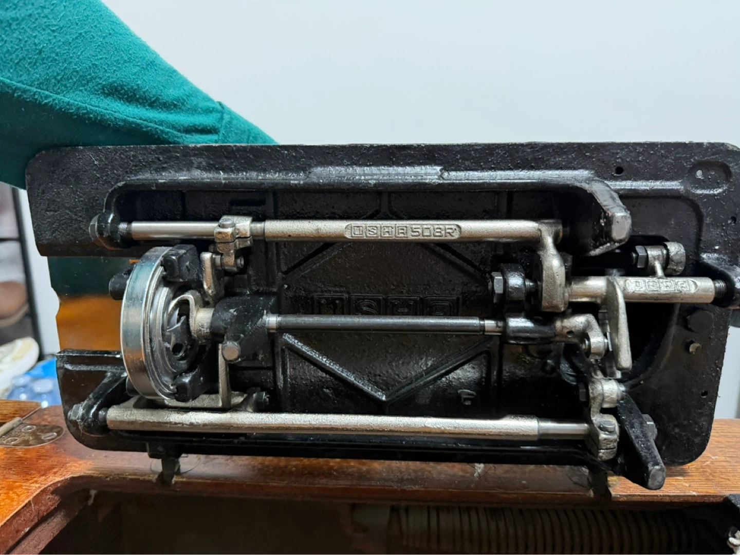 USHA Hand Crank Sewing Machine and vintage singer sewing table - photo 4