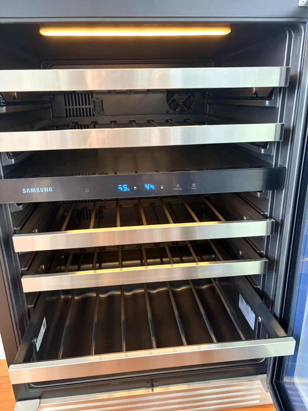 Samsung wine cooler- stainless steel, 51-bottle capacity