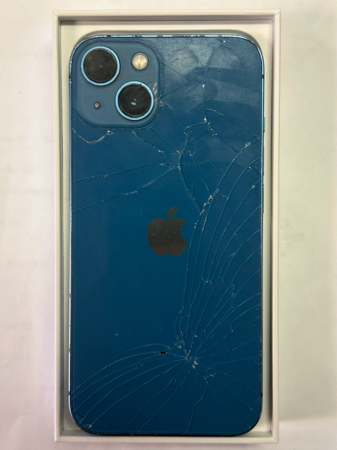 iPhone 13 128 GB Blue-Back cracked