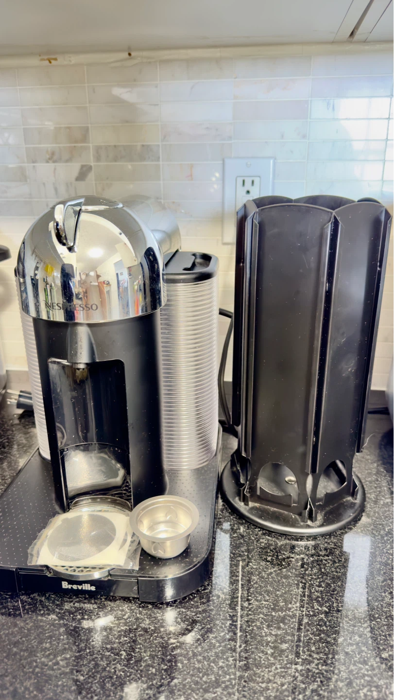 Nespresso VertuoPlus + Free pot holder and reusable pot