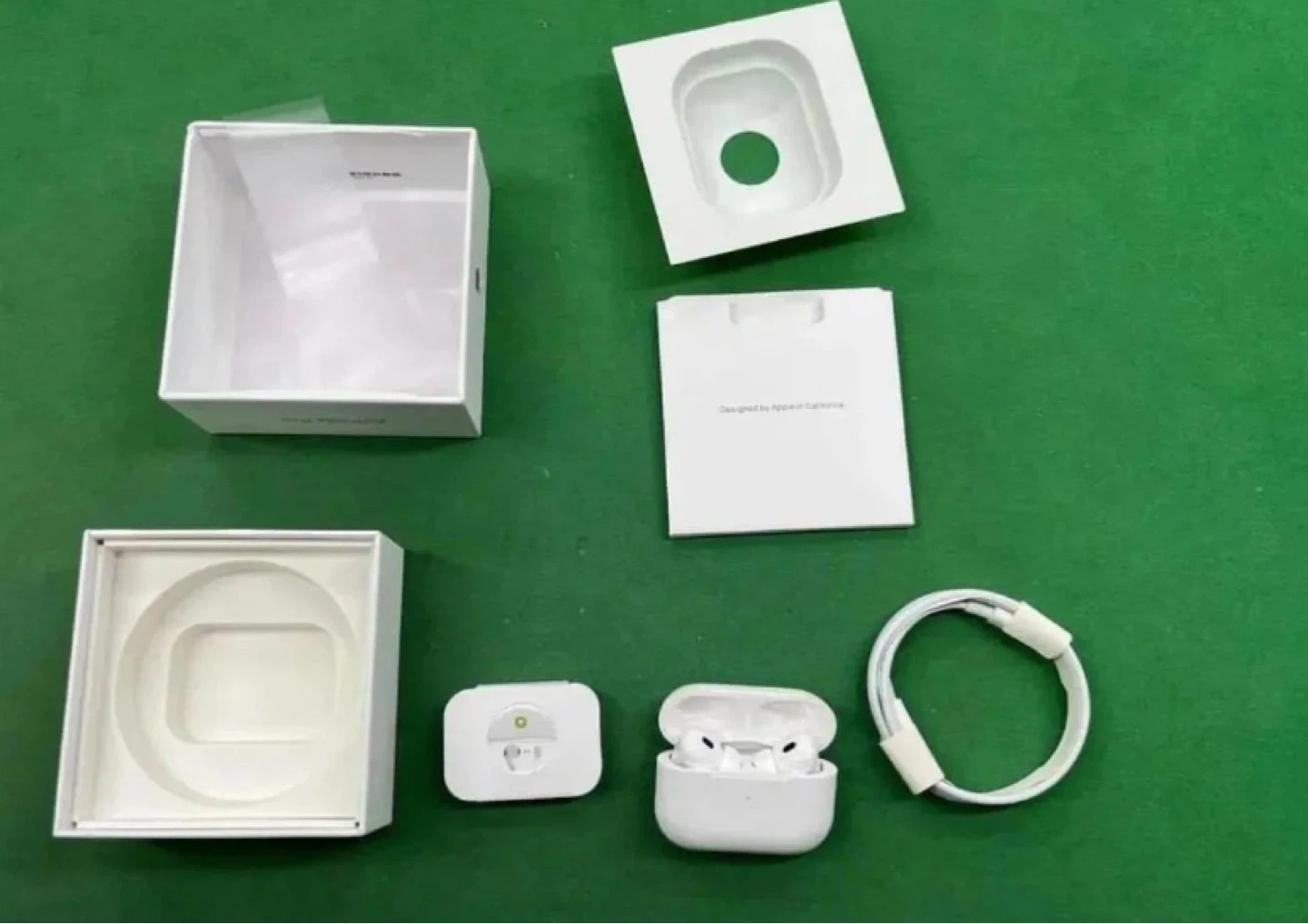 Apple AirPods Pro (2nd generation) with MagSafe Charging Case - photo 4