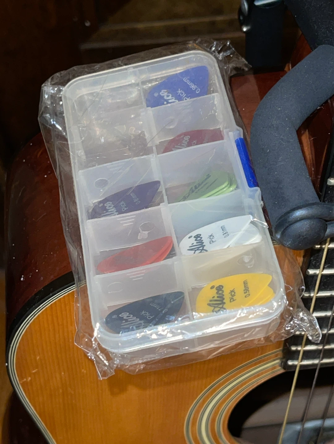 Acoustic Guitar on Stand - photo 3