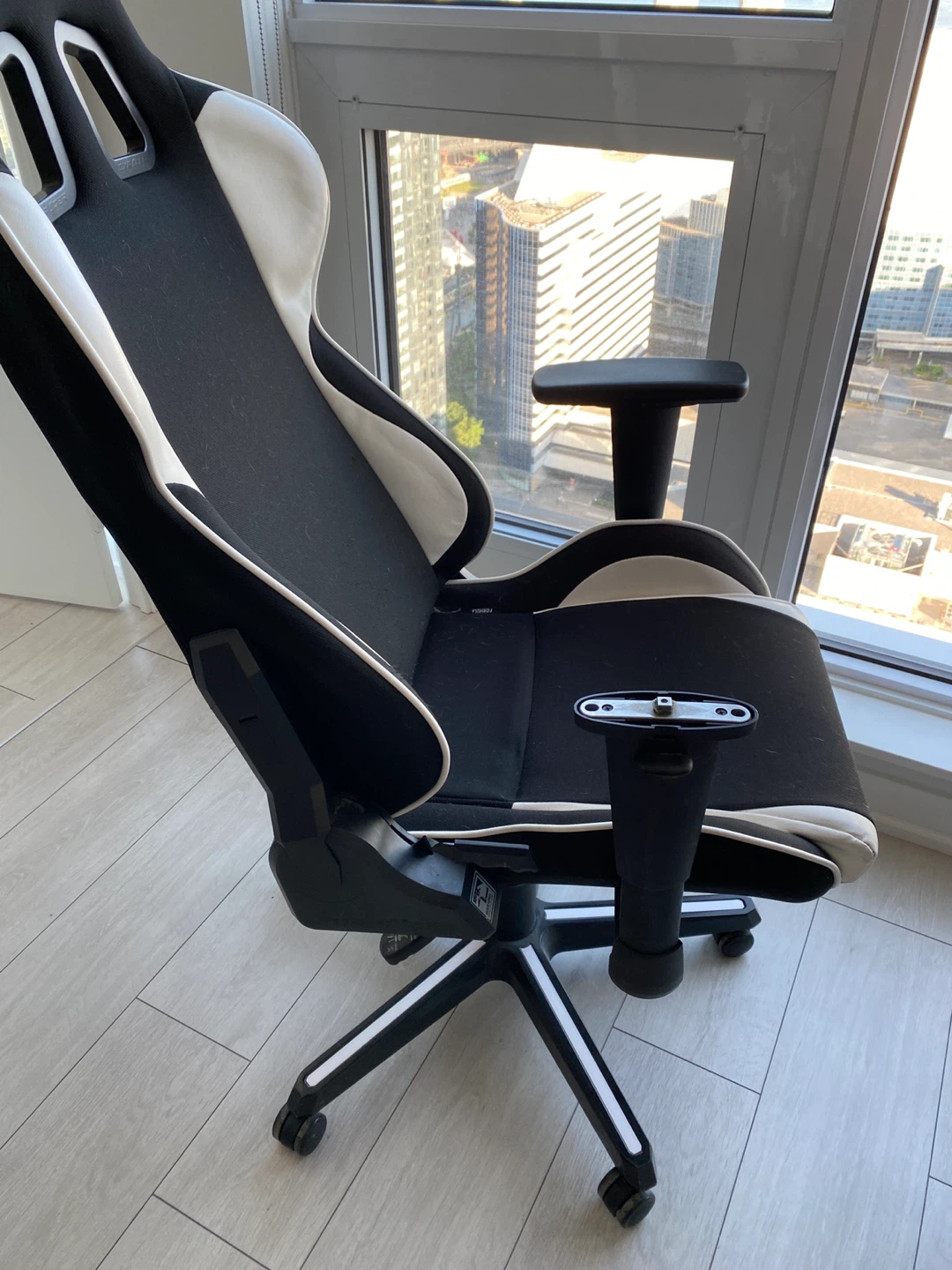 DXRacer Gaming Chair - photo 3