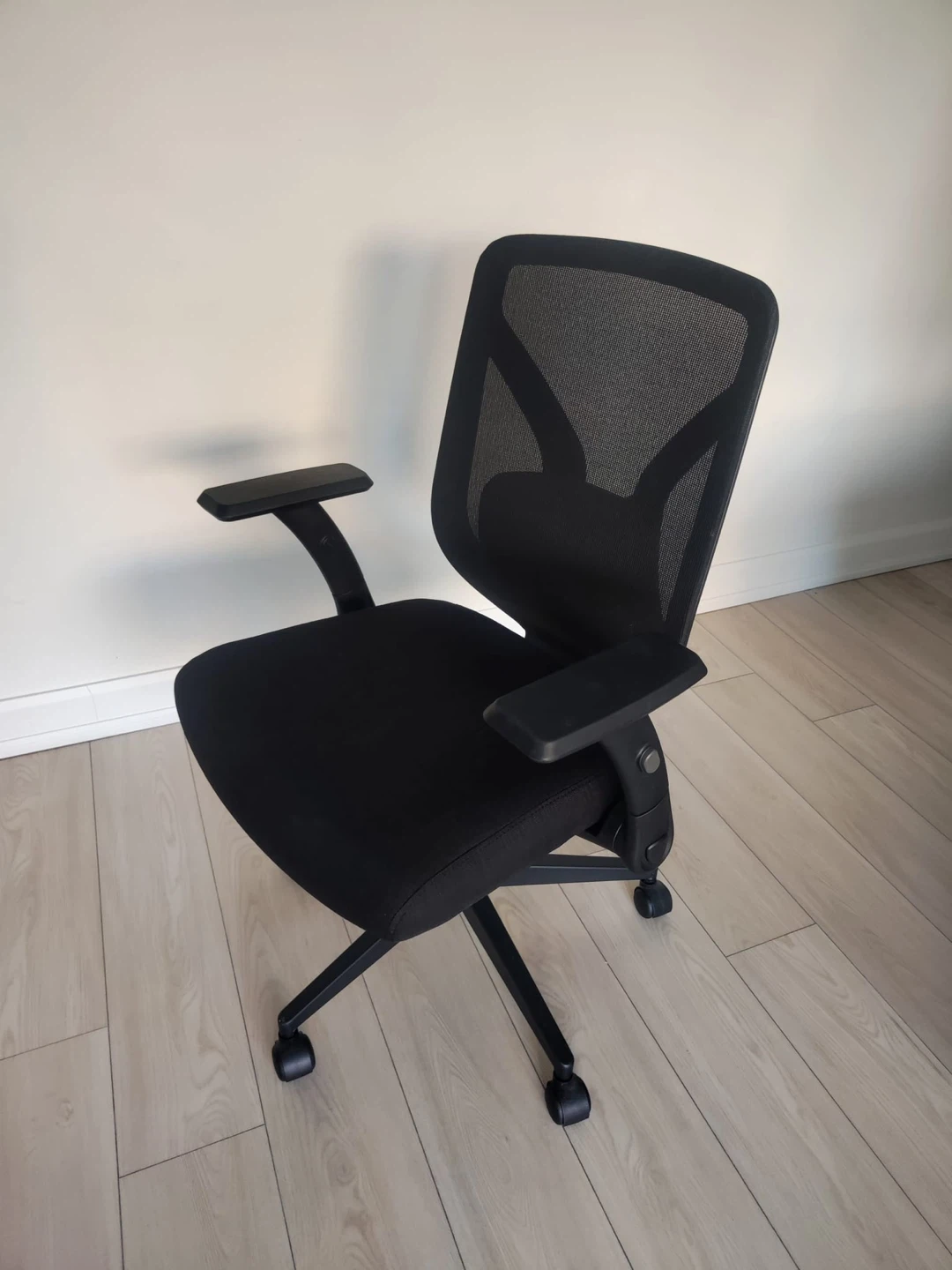 Black mesh office chair: ergonomic, flip-back arms