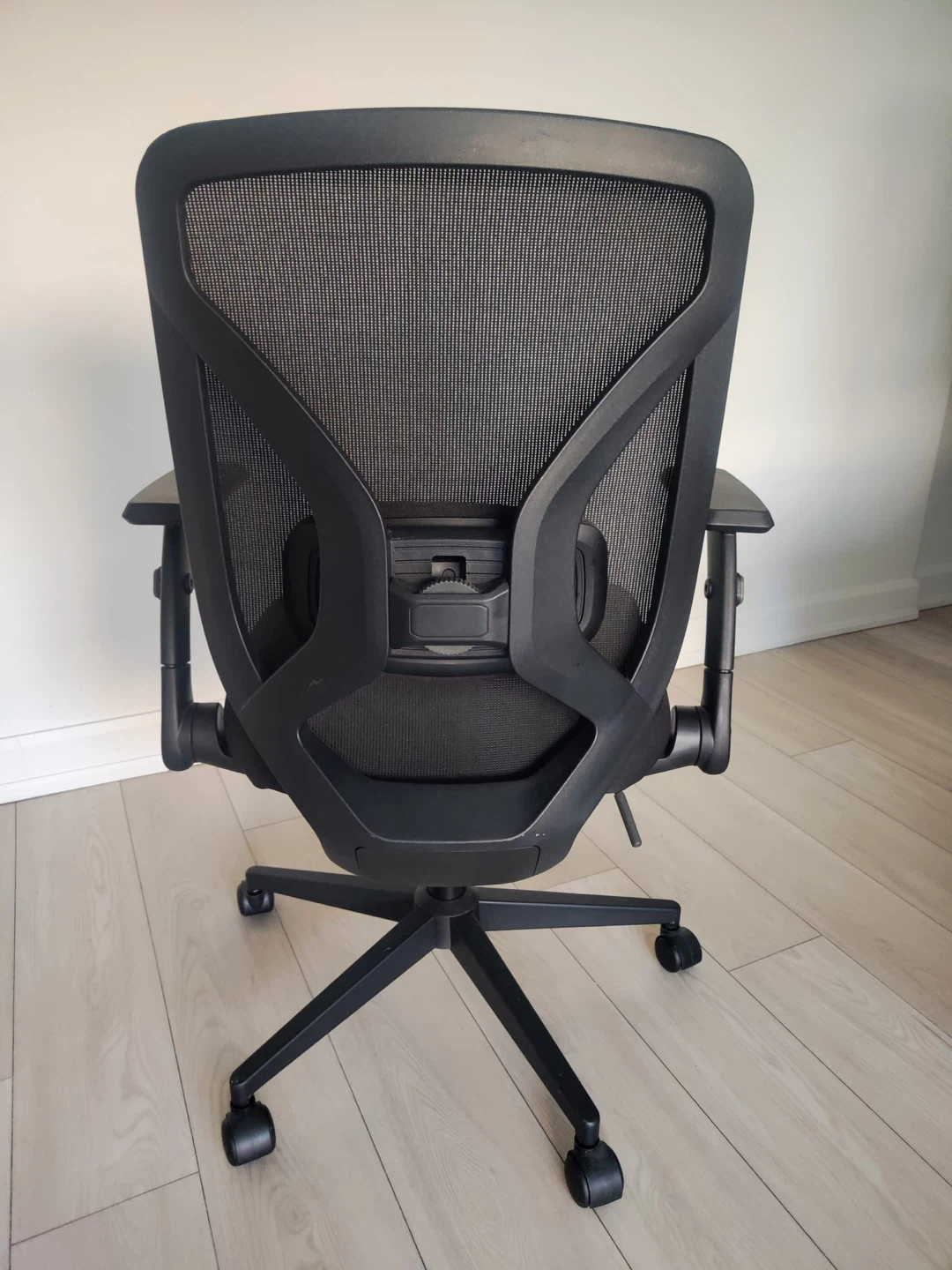 Black mesh office chair: ergonomic, flip-back arms - photo 2