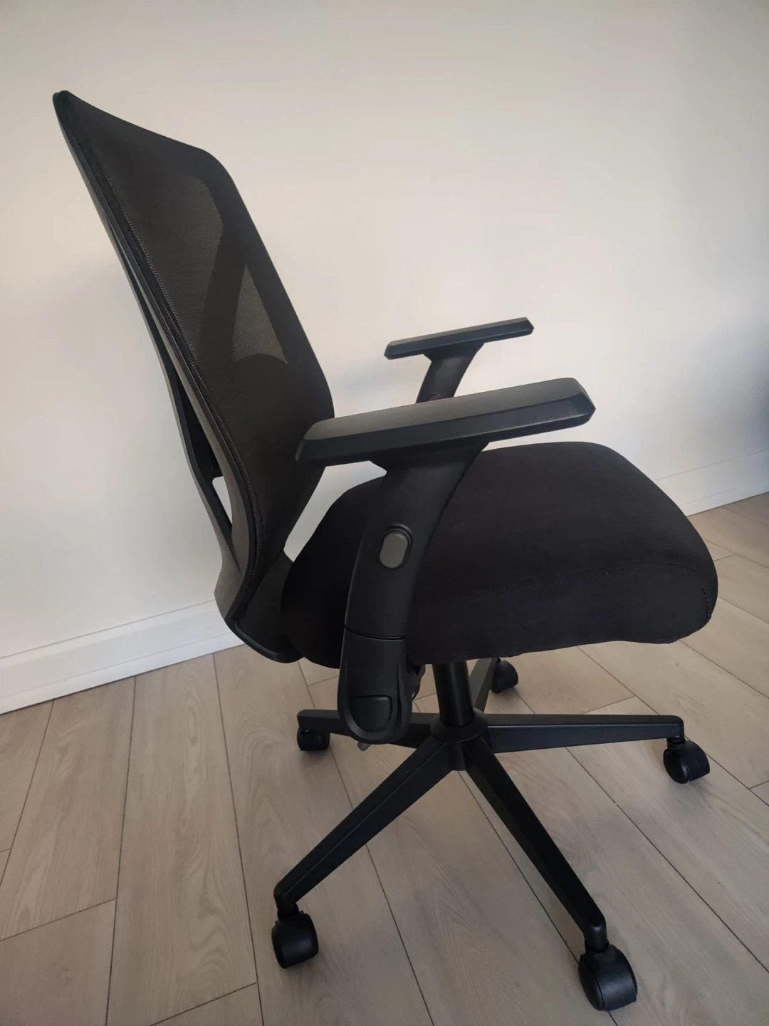 Black mesh office chair: ergonomic, flip-back arms - photo 3