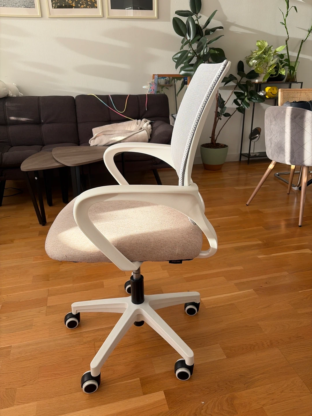 White Mesh Office Chair with Tan Seat - photo 3
