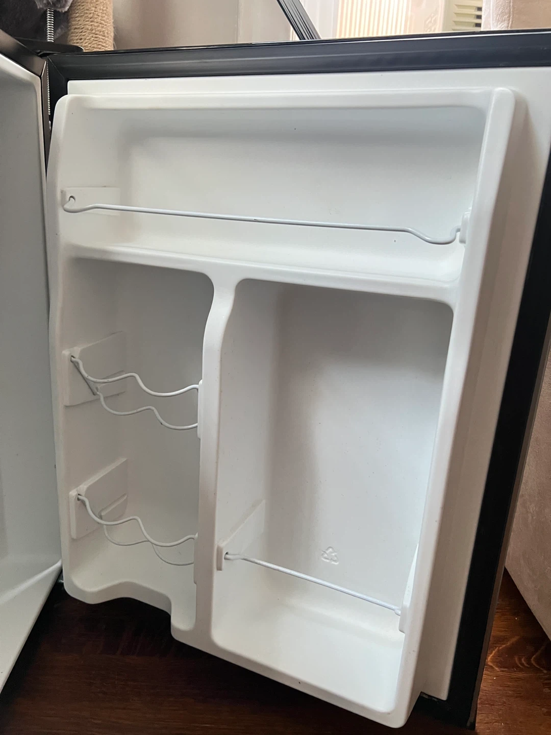 Whirlpool Mini Refrigerator - photo 3