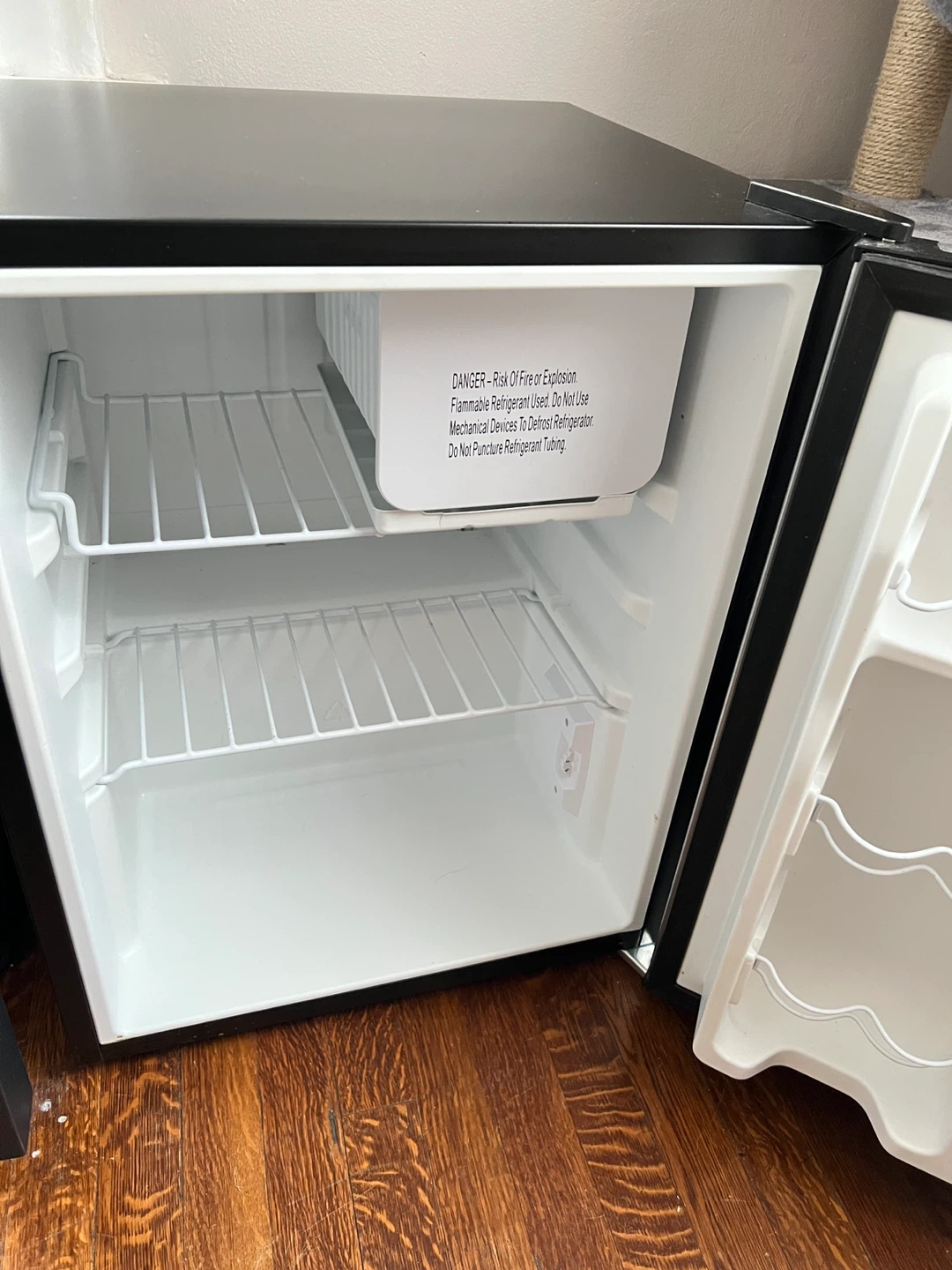 Whirlpool Mini Refrigerator - photo 2