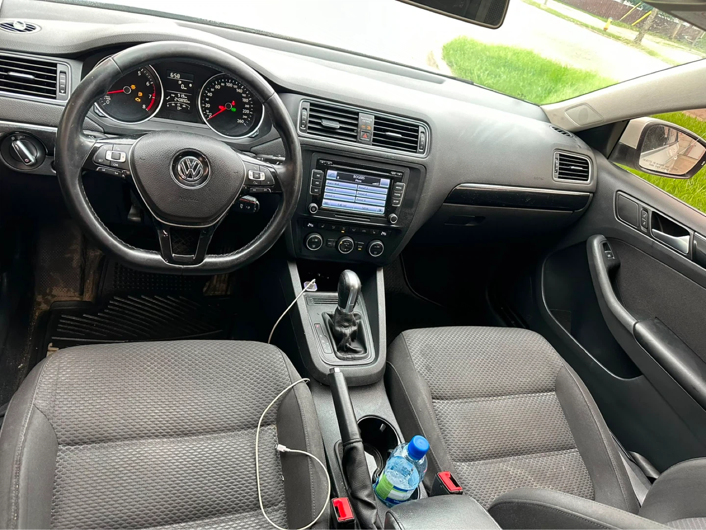 White Volkswagen Jetta TSI - photo 5