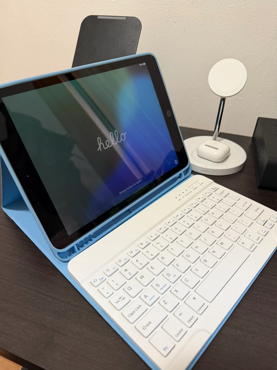 Apple iPad 8th (WIFI/32GB) with Case and White Keyboard