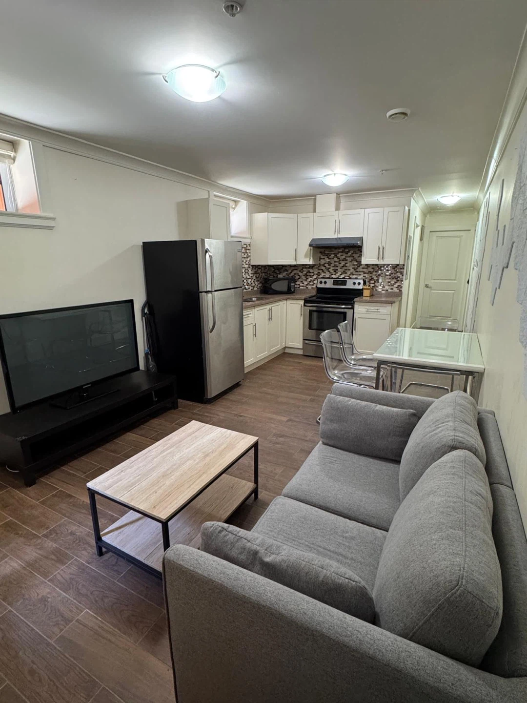 1 bedroom fully furnished basement in South Vancouver - photo 2