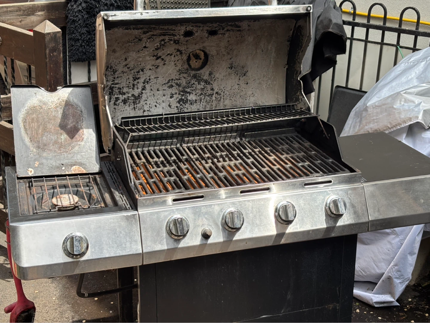 Char-Broil 4  Burner + 1 side burner Propane Gas Grill - photo 2