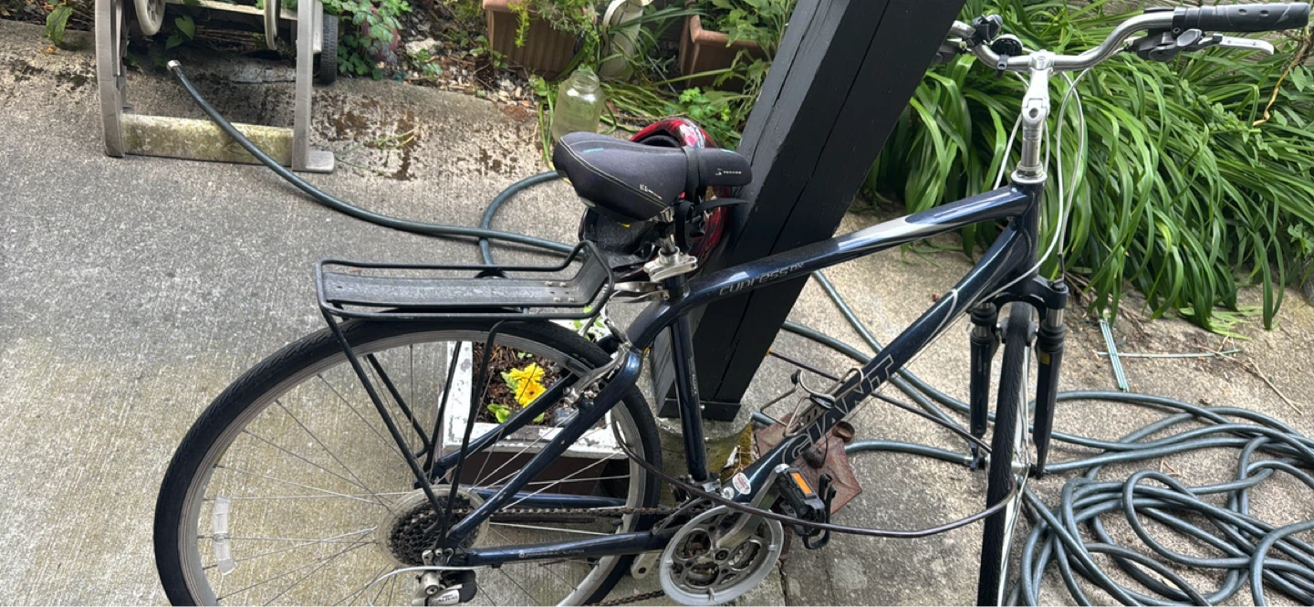 Giant Cypress DX Hybrid Bike with Helmet and Long Lock