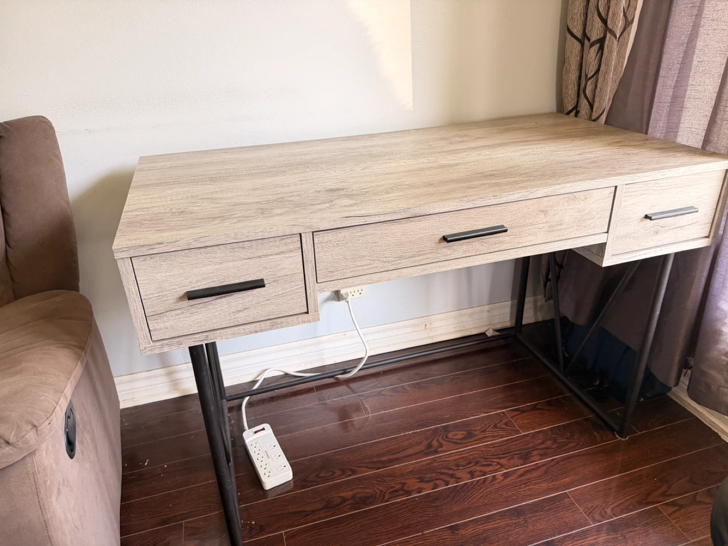 Wooden desk with 3 drawers and Gaming chair - photo 2