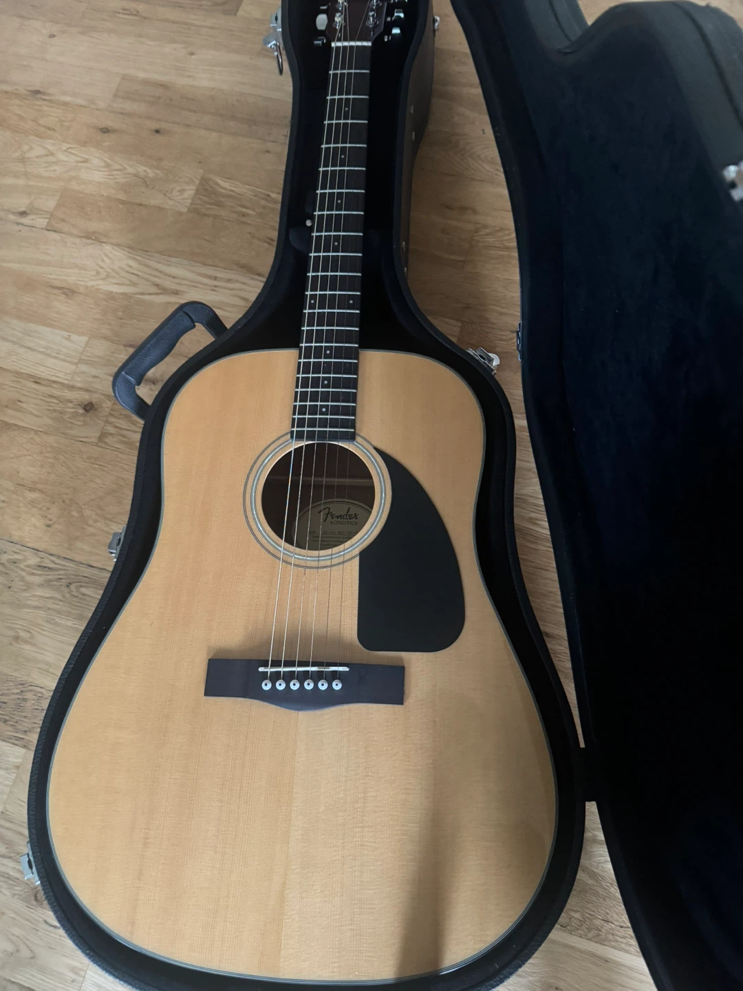 Fender DG-10 Acoustic Guitar + Case