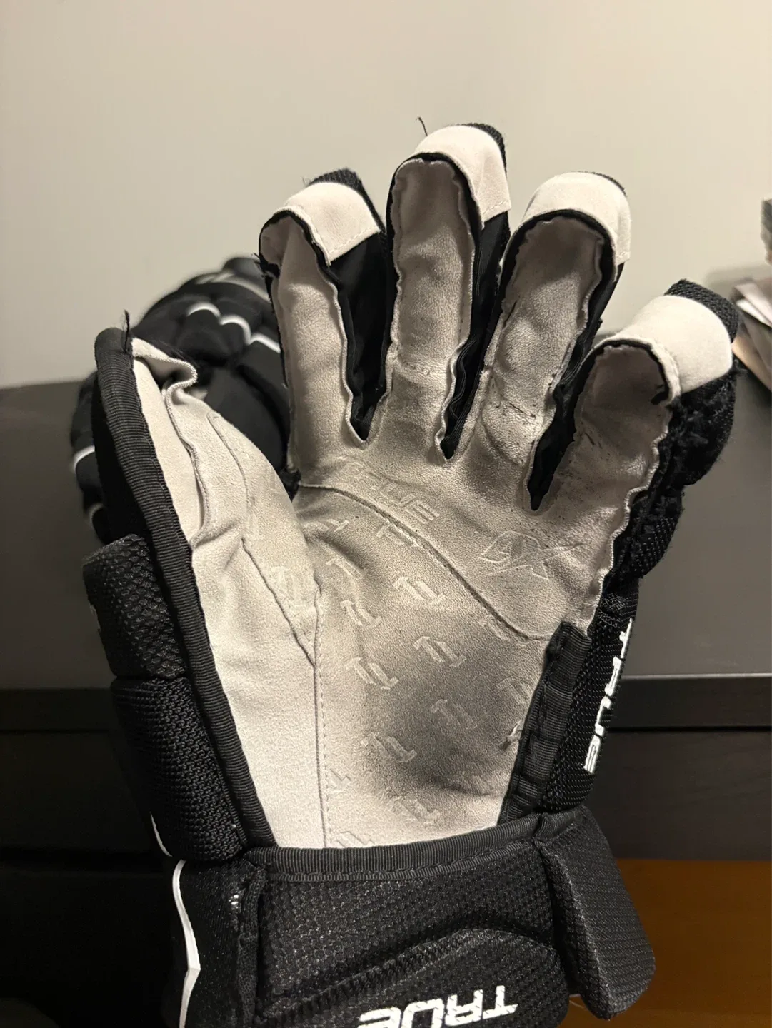 TRUE Catalyst 9x3 Hockey Gloves - photo 2