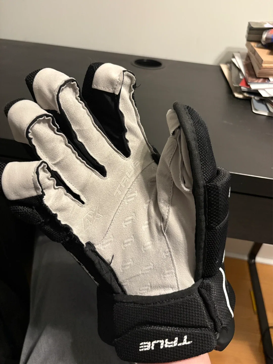 TRUE Catalyst 9x3 Hockey Gloves - photo 4