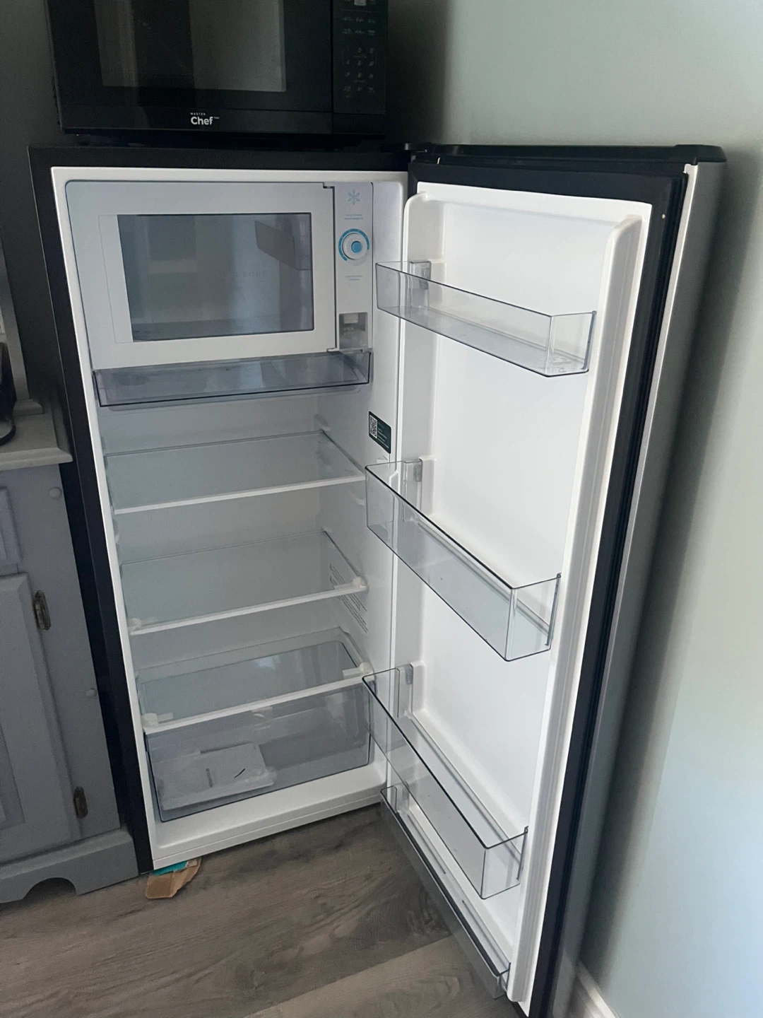 Hisense Compact Refrigerator - photo 2