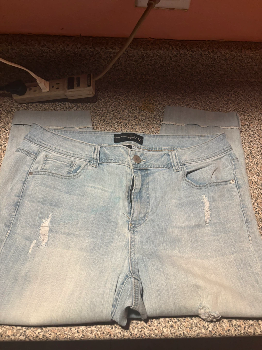Venture Jeans Women's Light Wash Distressed Capri Jeans - photo 3