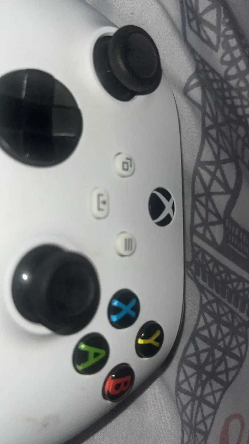 White Xbox Wireless Controller - photo 2