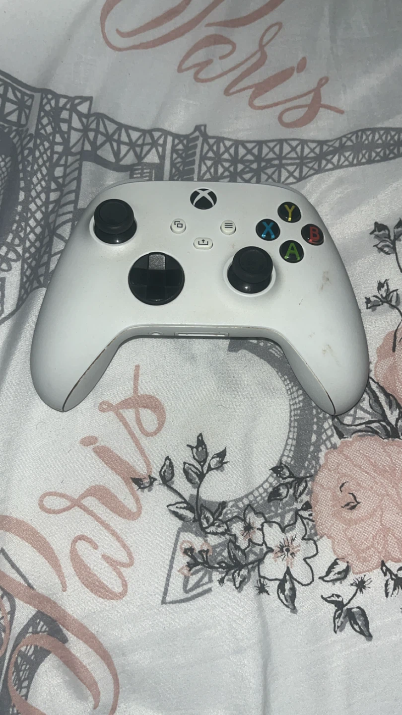White Xbox Wireless Controller - photo 3