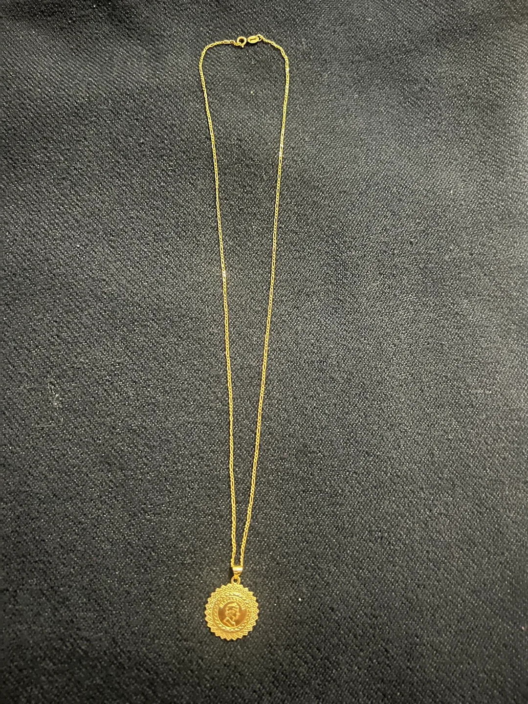 18k Saudi gold with Queen Elizabeth pendant