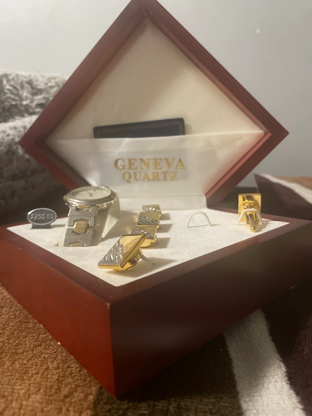 A Geneva quartz watch - photo 2