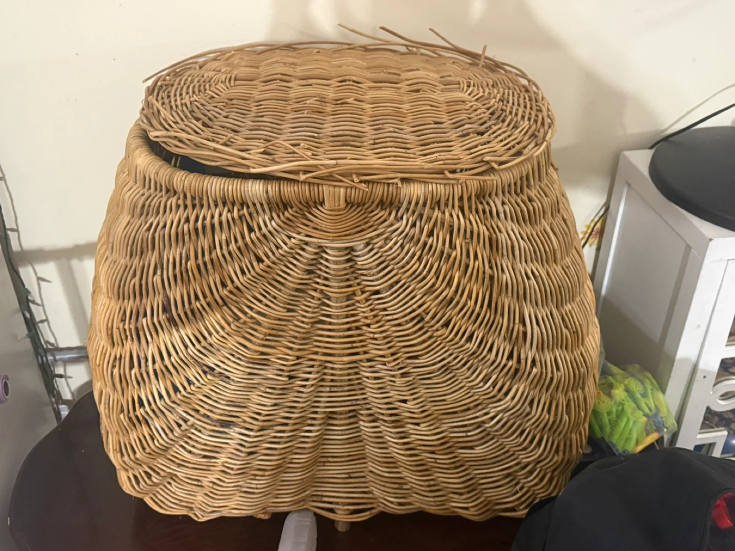 Wicker basket with lid