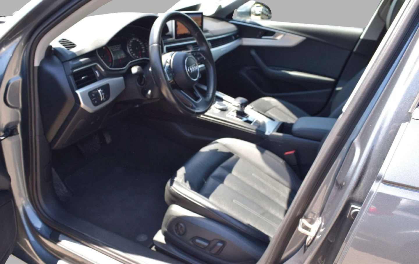 Audi A4 Sedan - photo 3