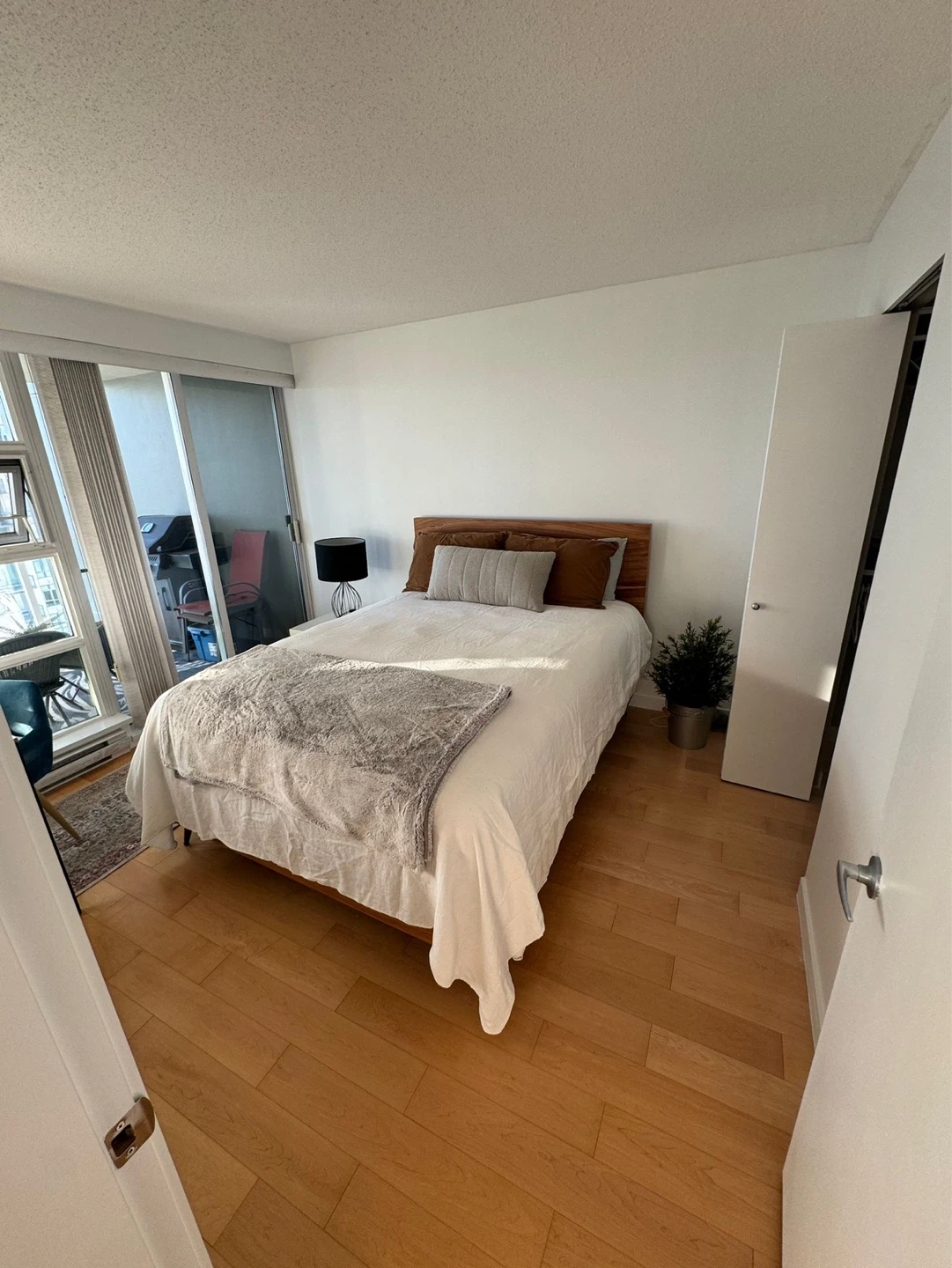 1 bed 1 bath + Den Apartment - photo 4