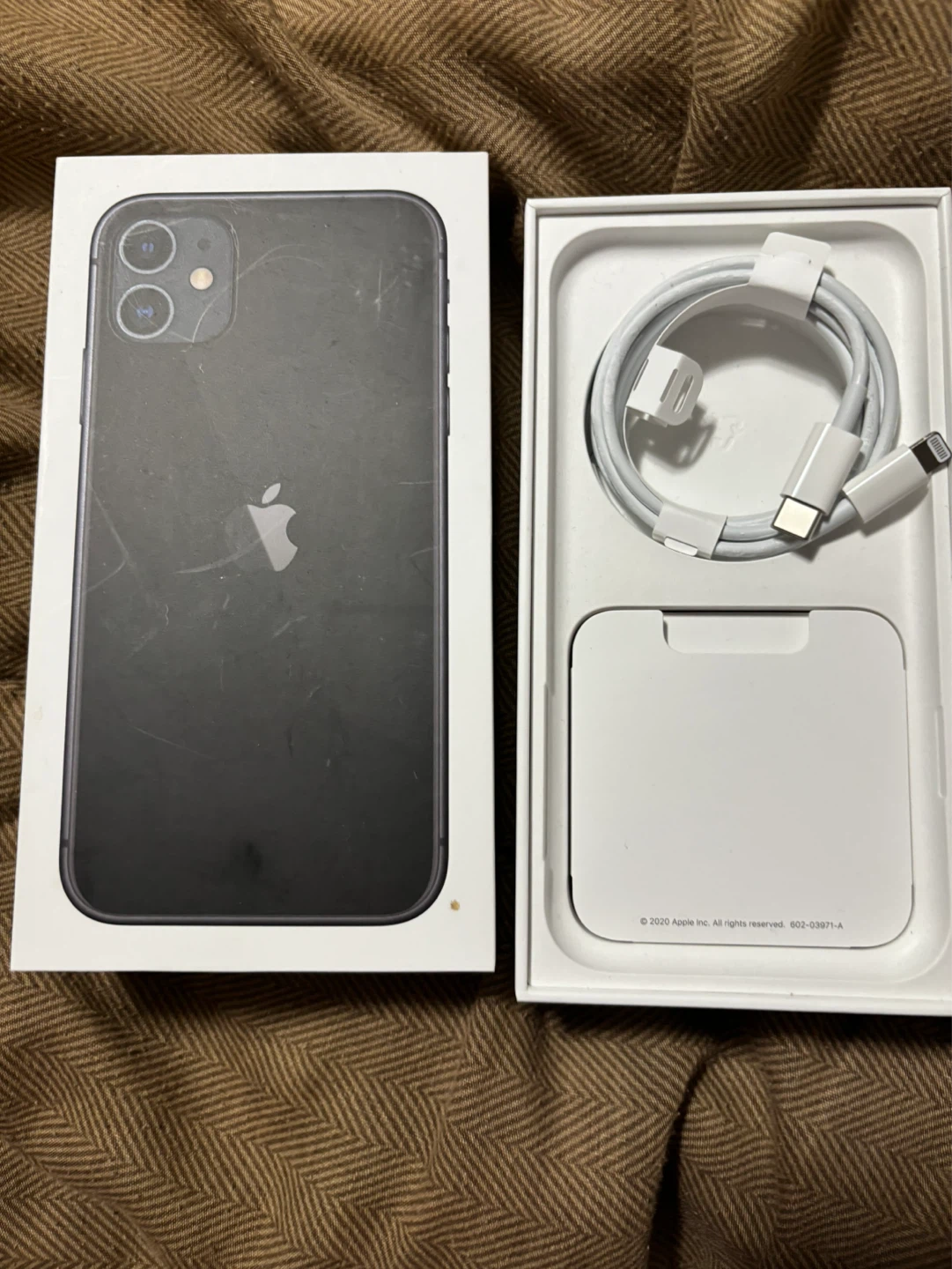 Apple iPhone 11 - Black charger & box