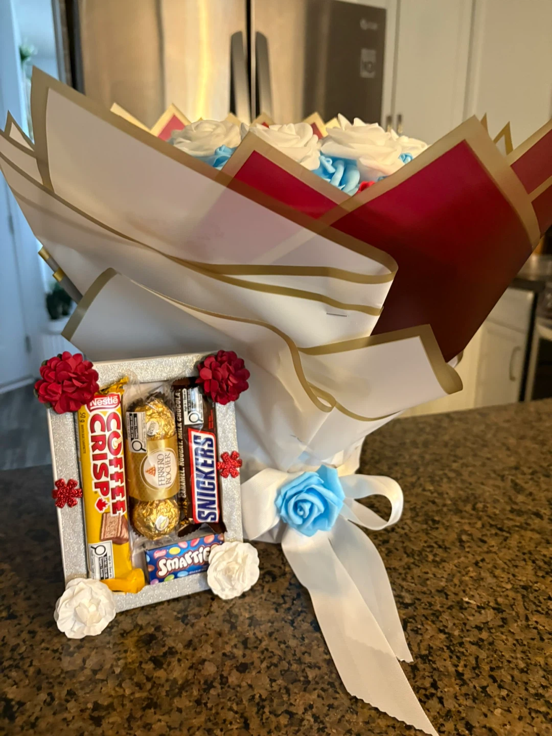Gift and roses bouquet comes with complementary chocolate pack - photo 5